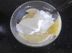 将蛋白分3次加入蛋黄糊里面翻拌均匀，力道要轻柔，速度要快一些，以免消泡。