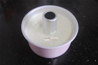 最后将蛋糕糊倒入模具内，轻震几下震出大气泡。这里用的中空蛋糕模就是一次成功的秘诀，因为中间有个柱，蛋糕在烤制的时候牢牢的随着柱子爬，烤好之后也不会出现塌的现象，试过的都是一次成功的。