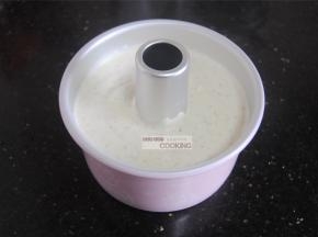 最后将蛋糕糊倒入模具内，轻震几下震出大气泡。这里用的中空蛋糕模就是一次成功的秘诀，因为中间有个柱，蛋糕在烤制的时候牢牢的随着柱子爬，烤好之后也不会出现塌的现象，试过的都是一次成功的。