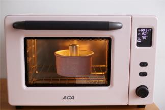 ACA烤箱上下管150度预热好后，放入中下层烤制43分钟即可出炉倒扣冷却。