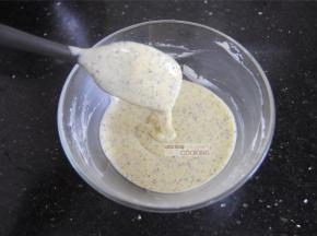 将低筋粉过筛入红茶蛋糊内，用翻拌的手法拌匀，最后的状态如图。