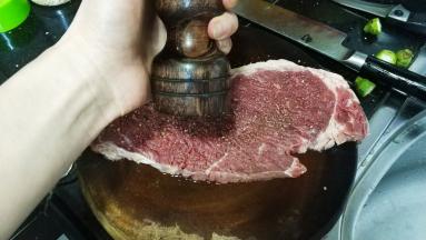 牛排两边抹上油、蒜盐、黑椒碎腌2小时