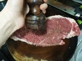 牛排两边抹上油、蒜盐、黑椒碎腌2小时