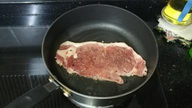 腌好的牛排放烧热的不粘锅里，（锅里不用放油！锅里不用放油！锅里不用放油！）先煎好一面，中火2分钟左右