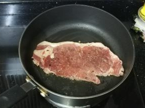 腌好的牛排放烧热的不粘锅里，（锅里不用放油！锅里不用放油！锅里不用放油！）先煎好一面，中火2分钟左右