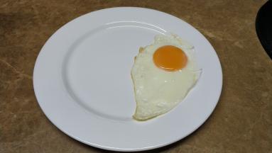 鸡蛋煎好放碟子上