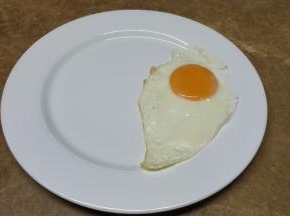 鸡蛋煎好放碟子上