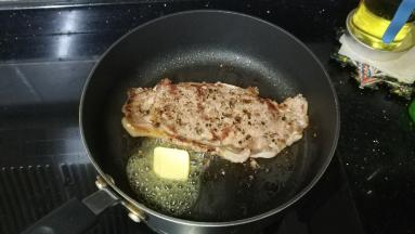 最后放入牛油、红酒、蚝油