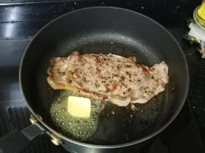 最后放入牛油、红酒、蚝油