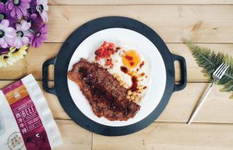 放上饭、牛排、西红柿粒、鹰嘴豆