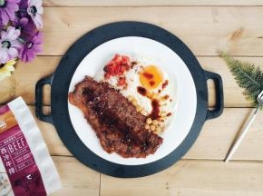 放上饭、牛排、西红柿粒、鹰嘴豆