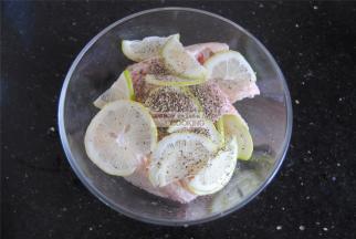 柠檬切薄片，鸡翅洗干净，倒入干净的碗内。