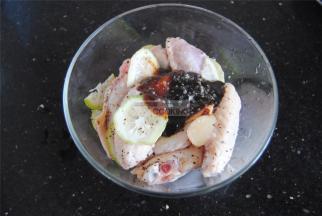 加入酱油，蚝油，盐和料酒，姜片。