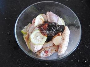 加入酱油，蚝油，盐和料酒，姜片。