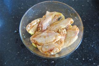 用手抓匀，大约用时2分钟，这是为了让调味料充分混合。