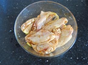 用手抓匀，大约用时2分钟，这是为了让调味料充分混合。