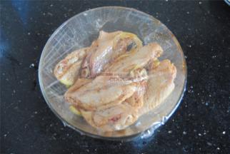 用保鲜膜密封起来，放入冰箱冷藏腌制2小时。