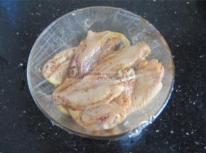 用保鲜膜密封起来，放入冰箱冷藏腌制2小时。