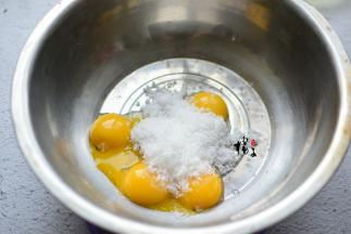 蛋清与蛋黄分离，蛋清要放在一个无水无油的容器中，蛋黄中加一40克白糖，搅拌均匀