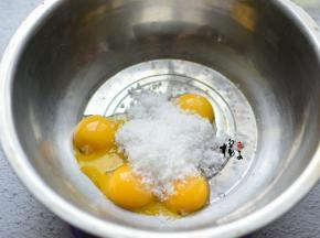 蛋清与蛋黄分离，蛋清要放在一个无水无油的容器中，蛋黄中加一40克白糖，搅拌均匀