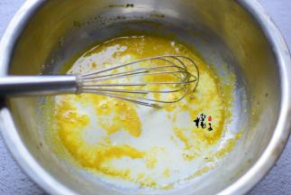 再加入牛奶，搅拌均匀