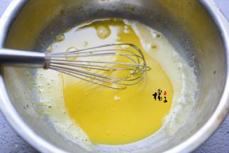 再加入玉米油，搅拌均匀