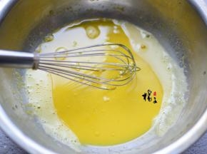 再加入玉米油，搅拌均匀