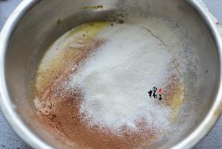 筛入低筋面粉与可可粉的混合物