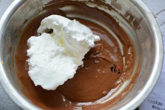 蛋清40克白糖，打发至干性发泡，蛋清与蛋黄糊混合