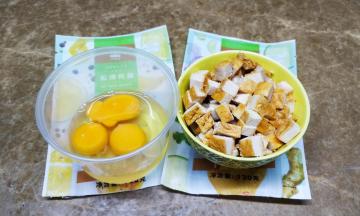 鸡胸肉切丁，鸡蛋打散备用