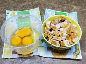 鸡胸肉切丁，鸡蛋打散备用