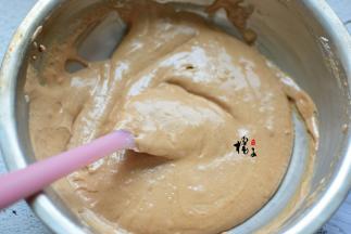 翻拌均匀，蛋糕糊就做好了