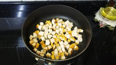 锅里放少许油，倒入鸡胸肉丁翻炒