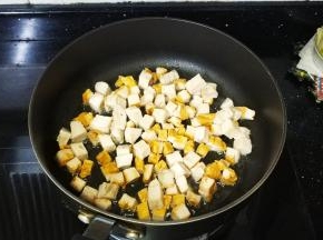 锅里放少许油，倒入鸡胸肉丁翻炒