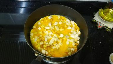 倒入蛋液翻炒均匀，撒上白芝麻