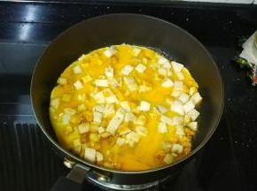 倒入蛋液翻炒均匀，撒上白芝麻