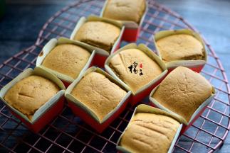 冷藏后的淡奶油加白糖，打发至裱花状态，挤在彻底晾凉的蛋糕上即可