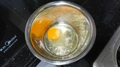 盆里放入少许油、鸡蛋、少许蒜盐拌均匀