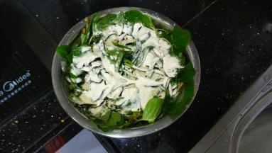 放入野苋菜，加入全麦面粉拌均匀