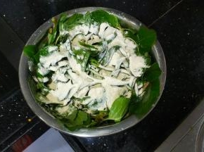 放入野苋菜，加入全麦面粉拌均匀