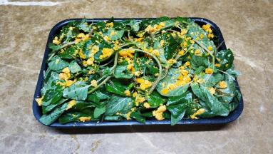 将咸蛋黄捏碎撒上野苋菜表面