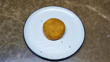 例扣入碟子中间