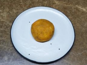 例扣入碟子中间