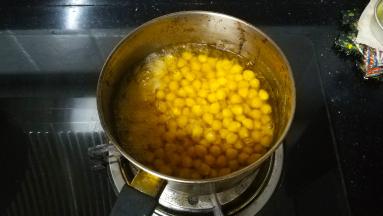 鹰嘴豆提前浸泡发大后煮10分钟至熟透