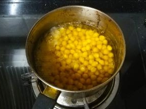 鹰嘴豆提前浸泡发大后煮10分钟至熟透