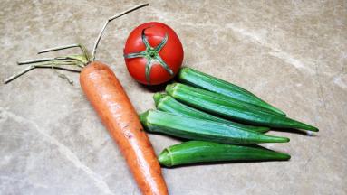 西红柿、红萝卜、秋葵清洗干净备用