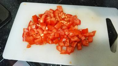 西红柿、红萝卜切丁备用