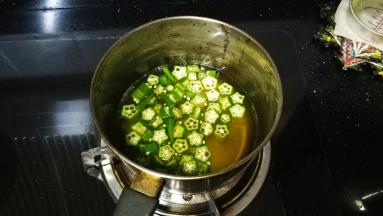 秋葵切小花放入水里焯熟捞出沥干水分