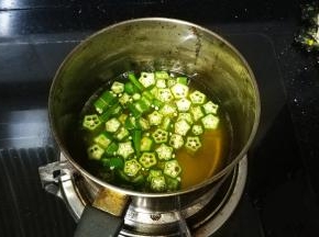 秋葵切小花放入水里焯熟捞出沥干水分