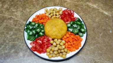 将所有食材如图摆放好